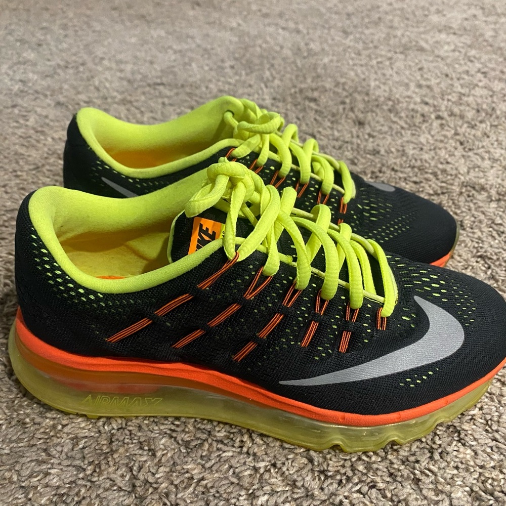 Barely worn 2016 Nike Air Max. (Size 5 in Men’s)